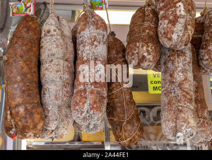 Salami Würstchen auf einem Markt in Castel d'Azzano, Italien, Europa Stockfoto