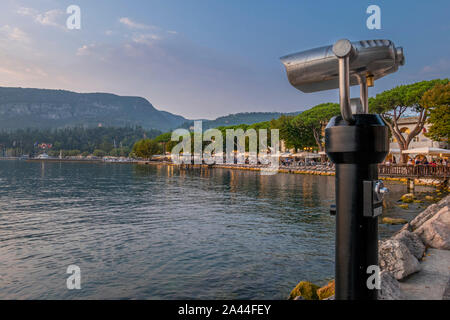 Abendstimmung an der Promenade in Garda am Gardasee, Lago di Garda, Venetien, Italien, Europa Stockfoto