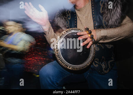 In der Nähe der Musiker in extravaganten native Kleidung plaing auf Hand Drum. Stockfoto