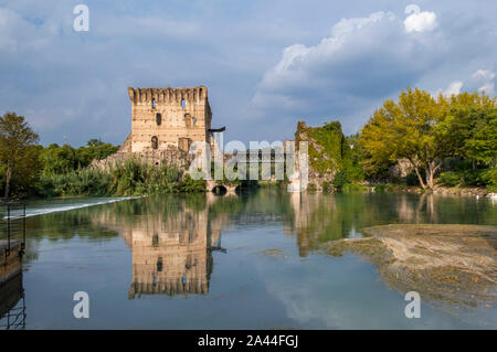 Visconti Brücke, Ponte Visconteo in Valeggio sul Mincio Borghetto am Fluss Mincio südlich von Gardasee, Lago di Garda, Venetien, Italien, Europa Stockfoto