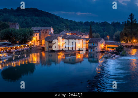 Valeggio sul Mincio, Borghetto am Mincio in der Nacht, südlich vom Gardasee, Venetien, Italien, Europa Stockfoto