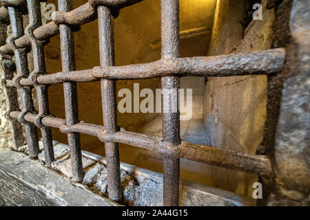 Mittelalterliches Gefängnis Keller Bügeleisen bars Rost detail Stockfoto