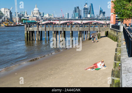 London, England - 15. Mai 2018: Menschen mit einem suny Nachmittag an einem Sandstrand entlang der Themse an der South Bank Stockfoto
