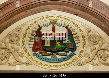 Derry, Großbritannien - November 13, 2018: Londonderry Wappen in Gips erstellt auf den Wänden der Guildhall in Derry Stockfoto