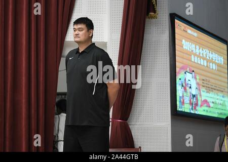 Yao Ming wird am Yao-Foundation - geförderte Basketball Wettbewerb in Tongren Stadt, im Südwesten Chinas Provinz Guizhou, 16. August 2019. Yao Ming, Stockfoto