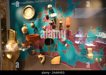 Karte des Römischen Reiches, mit römischen Artefakten in Colchester Castle, Colchester, Essex, Großbritannien Stockfoto