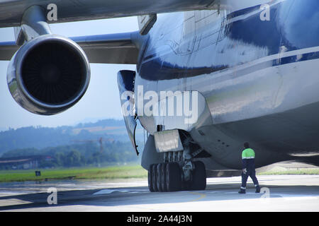 Eine Antonow 124 Starts und Landungen aus Wird geladen und in der Schweiz Stockfoto