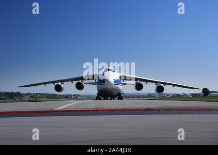 Eine Antonow 124 Starts und Landungen aus Wird geladen und in der Schweiz Stockfoto