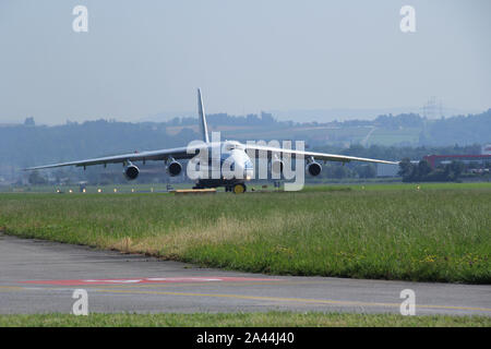 Eine Antonow 124 Starts und Landungen aus Wird geladen und in der Schweiz Stockfoto