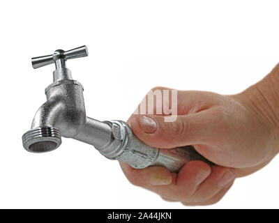 Männliche Hand hält Wasserhahn auf weißem Hintergrund, Konzept der fleißigen Handwerker gute Arbeit Stockfoto