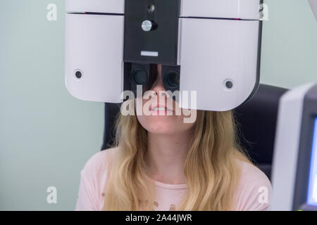 Junge Frau von Sehvermögen Inspektion bei Optiker Stockfoto