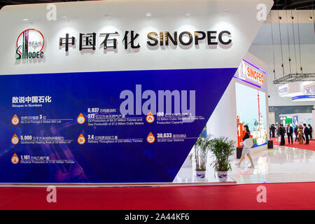 ---- Leute besuchen Sie den Stand von Sinopec (China Petroleum & Chemical Corporation) während der Expo in Shanghai, China, 1. April 2019. Sinopec hat Dis Stockfoto