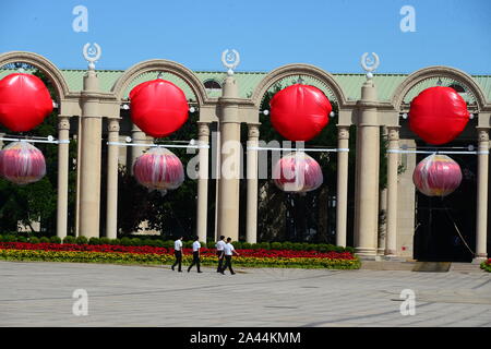 Menschen laufen unter dem riesigen roten Lampions in Beijing Exhibition Center in Peking, China, 29. August 2019. Eine Ausstellung in China hervorheben Stockfoto