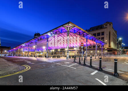 Viktorianischen Markthalle in Preston hat sowohl die alten Schmiedearbeiten und neuen Stahlbau umfasst. Stockfoto