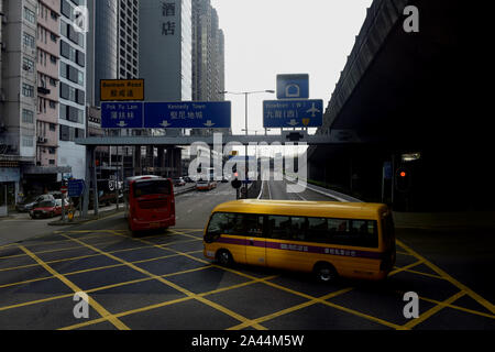 ------ Autos fahren auf der Straße entlang der Wolkenkratzer und Hochhäuser in Hongkong, China, 21. Februar 2019. Die Dynamik von Hong Kongs econ Stockfoto