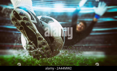 Fußball-Szene bei Nacht mit Nahaufnahme eines Fußball Schuh, der die Kugel mit Power Stockfoto