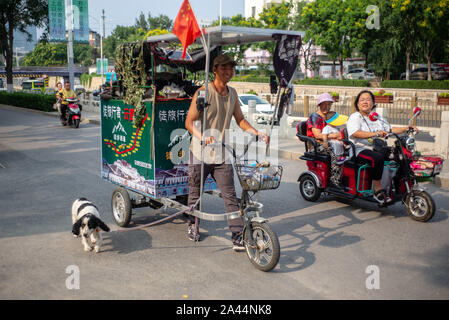 Yunhe und seine Ausrüstung ziehen die Aufmerksamkeit der Passanten während seiner Reise in Peking, China, 8. August 2019. Yunhe, des Benutzernamens und der für den Mann, der attemp Stockfoto