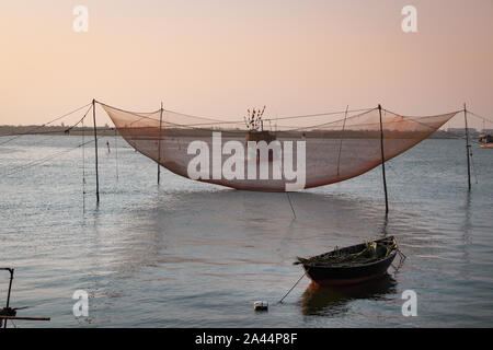 Traditionelle vietnamesische Fangmethode mit Sitzen Netze oder stationäre lift Netze in Cua Bai Strand von Hoi An, Vietnam Stockfoto