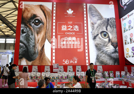 Pet-Liebhaber Herde zu sehen süße Haustiere an der Pet-Messe Asien 2019, das ist der 22. des Fairen, beginnt in Shanghai, China, 21. August 2019. *** Lokale Capti" Stockfoto