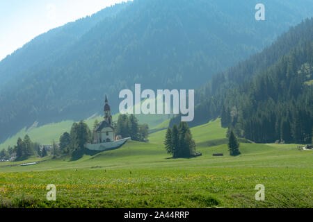 St. Nikolaus Kirche in Obernberg am Brenner, Tirol, Österreich Stockfoto