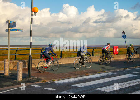 Southport, Merseyside. UK Wetter. 11. Oktober, 2019. Mitglieder der Cycling Club genießen Sie Fahrrad fahren auf der Strandpromenade nach dem frühen Morgen regen. Credit: MediaWorldImages/Alamy leben Nachrichten Stockfoto