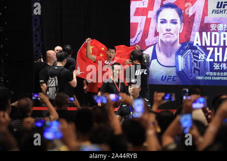 Ultimate Fighting Championship (UFC) wiegen - in der Zeremonie tritt weg in Shenzhen in der Provinz Guangdong im Süden Chinas, 30. August 2019. Stockfoto