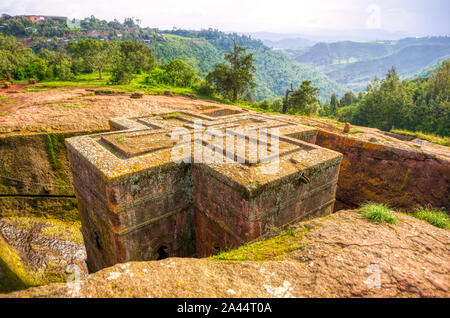 Die Kirchen von Lalibela ausgegraben in das Grundgestein mit dem Kreuz von San Jorge ausgegraben. Das einfallende Licht reflektiert die Ocker, Gelb und Grün Chara Stockfoto