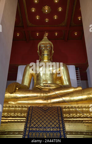 Riesige Statue eines sitzenden Buddha Phra Wihan Mongkhon Bophit, Ayutthaya, Thailand Stockfoto