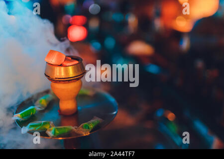 heißen Kohlen Shisha Rauchen und Freizeit in natürlichem Licht Stockfoto