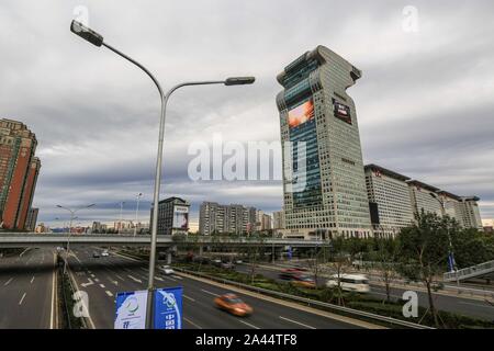 -- -- Die 44-stöckiges Nr. 5 Gebäude der Pangu Plaza, ein prominenter dragon-förmiges Gebäude, ist in Peking, China, 12. Oktober 2014. Die Auktion vom Stockfoto