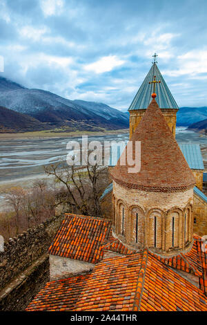 Alte Burg Kirche in Bewölkt Berglandschaft Stockfoto