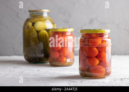 Eingelegtes Gemüse in Gläsern, Tomaten Horizontal Stockfoto