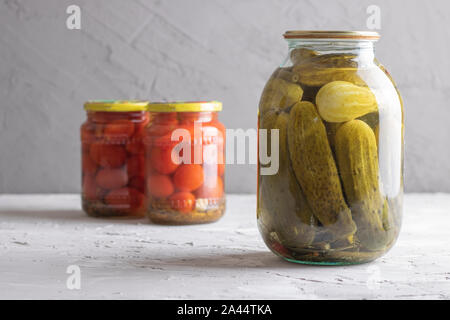 Eingelegtes Gemüse in Gläsern, Tomaten und Gurken Horizontal Stockfoto