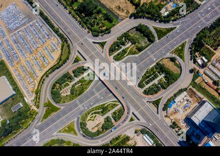 Anzeige von Straßen und Fahrzeuge in Qingdao, China Jinan Provinz, 19. August 2019. Chinas staatliche Rat ratifiziert den Entwurf der zur Gründung freier Stockfoto