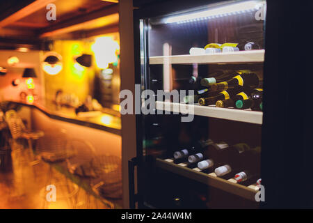 Speichern von Flaschen Wein in einem Kühlschrank. Alkoholische Karte im Restaurant. Kühlung und die Erhaltung der Wein Stockfoto