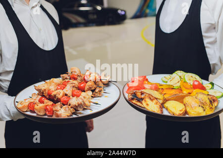 Sie warme Shish Kebab mit Gemüse und Sauce in einem Restaurant Stockfoto