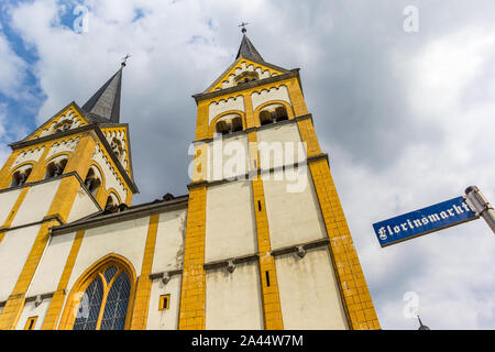 Kirchtürme und Straßenschild am Florinsmarkt Platz in Koblenz, Deutschland Stockfoto