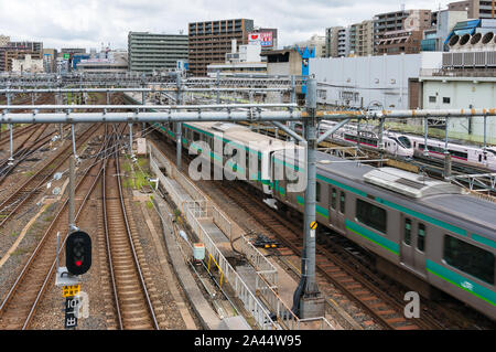 Tokyo, Japan - 29. August 2016: Zug, Bahnhof. Die städtische Infrastruktur. Motion Blur aus fahrendem Zug. Ueno Station, Tokyo, Japan Stockfoto