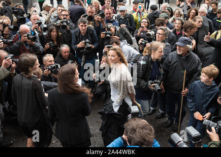 Shell Gebäude, London, UK. 26. August 2015. Charlotte Church außerhalb von Shell HQ in London als Teil von Greenpeace Monat - lange Musik Proteste. Stockfoto