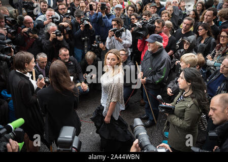 Shell Gebäude, London, UK. 26. August 2015. Charlotte Church außerhalb von Shell HQ in London als Teil von Greenpeace Monat - lange Musik Proteste. Stockfoto