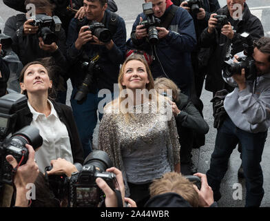 Shell Gebäude, London, UK. 26. August 2015. Charlotte Church außerhalb von Shell HQ in London als Teil von Greenpeace Monat - lange Musik Proteste. Stockfoto