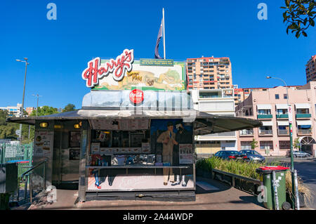 Sydney, Australien - 13. November 2016: Harrys Cafe de Wheels, iconic counter-Service pie Verkäufer im Warenkorb, Wagen. Woolloomooloo Vorort Stockfoto