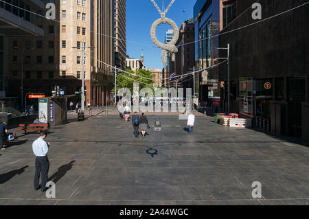 Sydney, Australien - 24. November 2016: Martin Place am Morgen mit Massen von Menschen zu arbeiten. Sydney Alltag Stockfoto