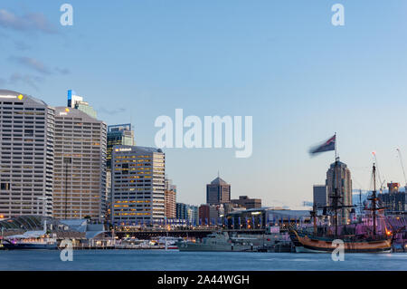 Sydney, Australien: 13. November 2016: Darling Harbour an der blauen Stunde, der Dämmerung Stockfoto