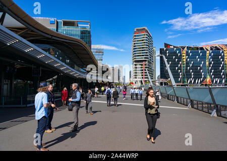 Melbourne, Australien - 7. Dezember 2016: Southern Cross Bahnhof Brücke mit Menschen und Skyline im Hintergrund Stockfoto