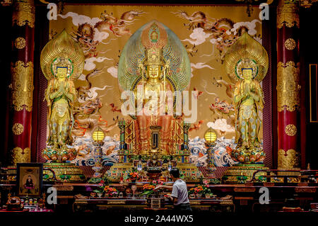 Singapur, Singapur - 23 Dez, 2015: Innenraum des Buddha Zahns Tempel. Buddhistischen Tempel in der Singapur Chinatown Stockfoto