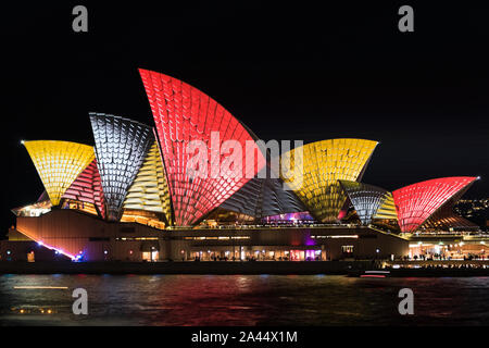 Sydney, Australien - 2016, 27. Mai: Sydney Opera House Beleuchtung die Segel Songlines im Rahmen der jährlichen Außenbeleuchtung festival Vivid Sydne Stockfoto