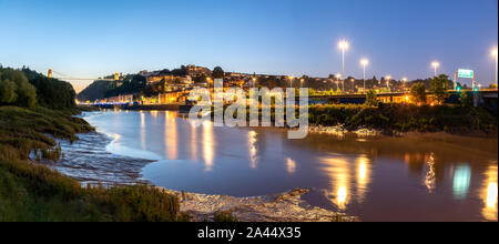 Clifton Suspension Bridge von brunel, nachts beleuchtet, Bristol, Großbritannien Stockfoto