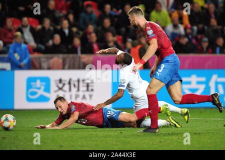 Prag, Tschechische Republik. 12 Okt, 2019. Jan BORIL der Tschechischen Republik (18) Kampf um den Ball mit Englands RAHEEM STERLING (7) und ONDREJ CELUSTKA (3) Der Tschechischen Republik während der UEFA EURO 2020 Qualifikation Fußball-Match zwischen der Tschechischen Republik und England an Sinobo Stadion in Prag, am 11. Oktober 2019. Credit: Slavek Ruta/ZUMA Draht/Alamy leben Nachrichten Stockfoto