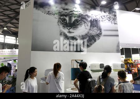 Pet-Liebhaber Herde zu sehen süße Haustiere an der Pet-Messe Asien 2019, das ist der 22. des Fairen, beginnt in Shanghai, China, 21. August 2019. *** Lokale Capti" Stockfoto